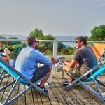 Soirée en terrasse entre amis face à la mer