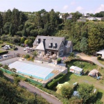 Vue du ciel de l'accueil et piscine - Camping Bretagne Nord