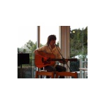 Yelan à la guitare voix